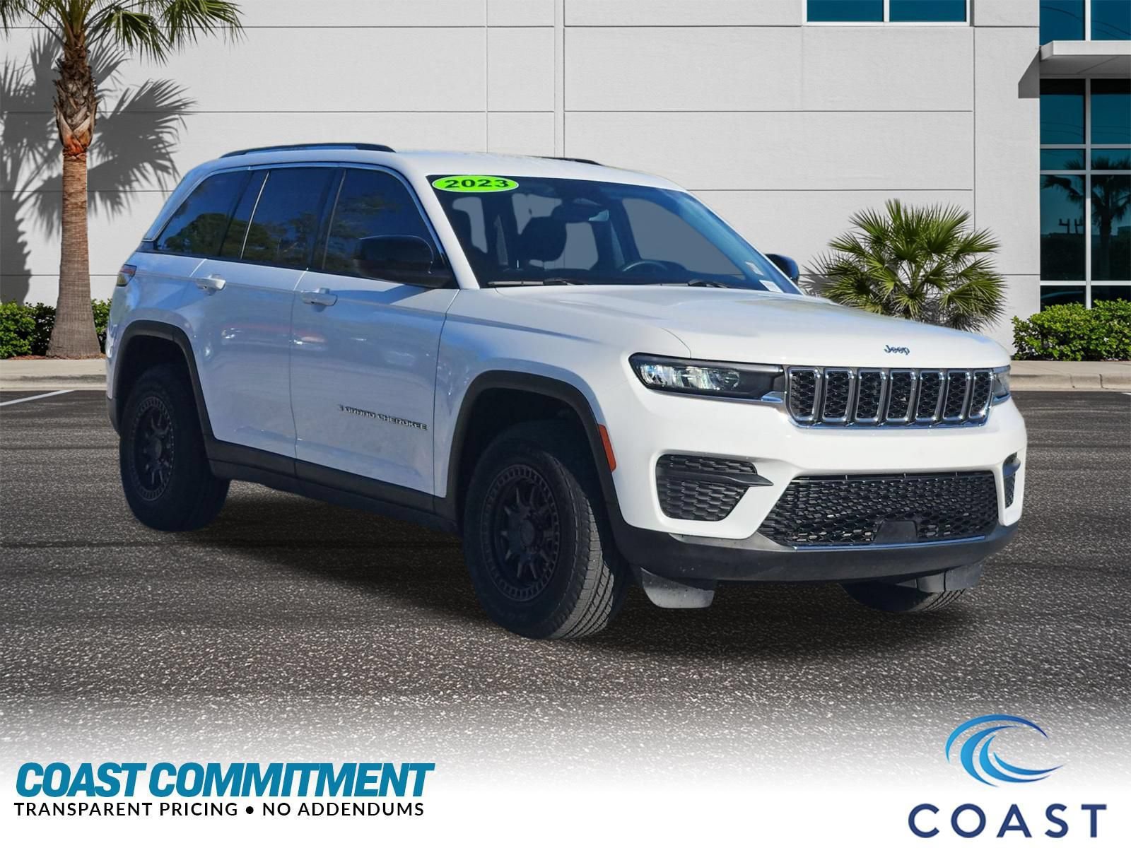 Used 2023 Jeep Grand Cherokee Laredo AWD/4WD image 3