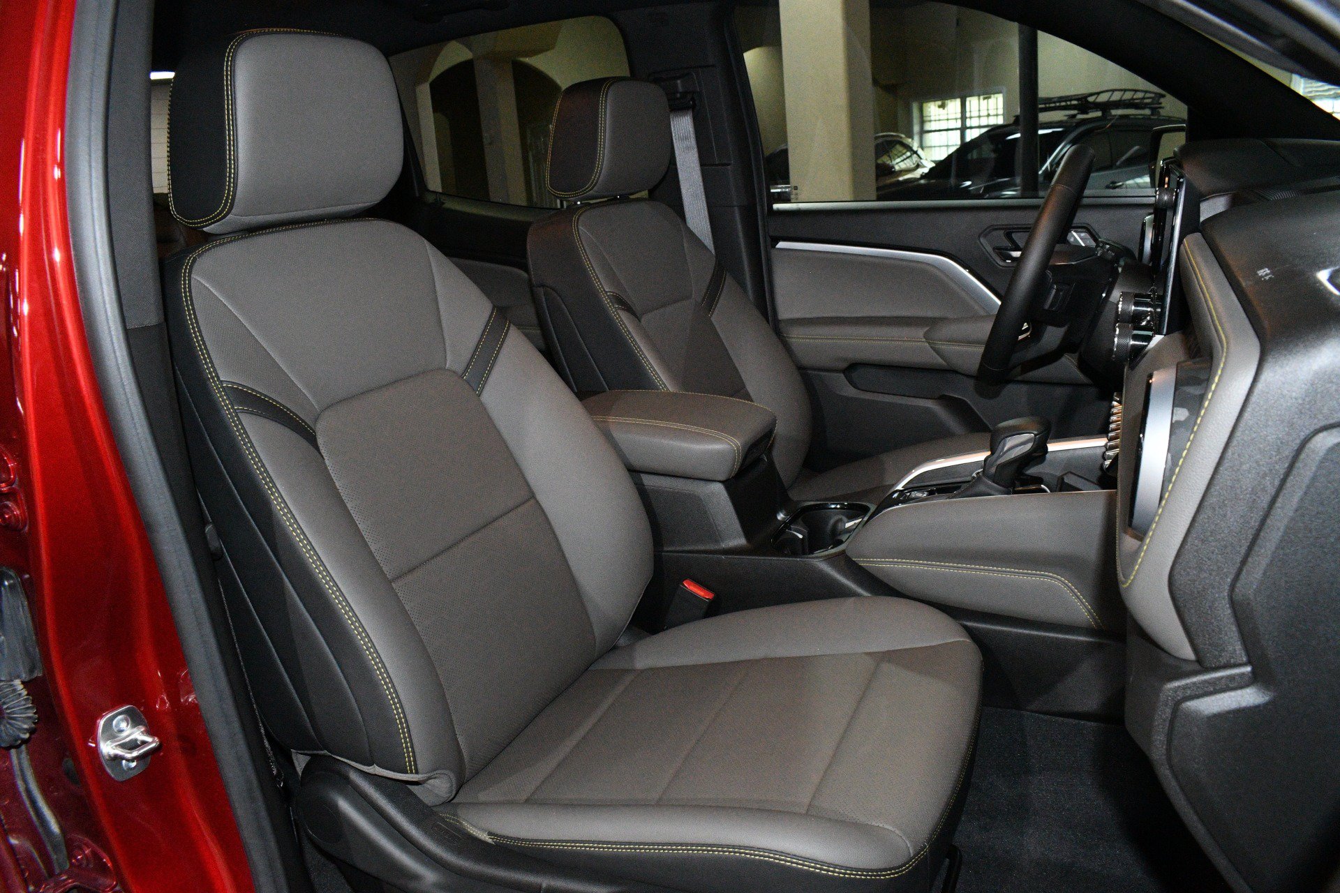 Used 2025 Chevrolet Colorado ZR2 w/ Technology Package AWD/4WD image 8