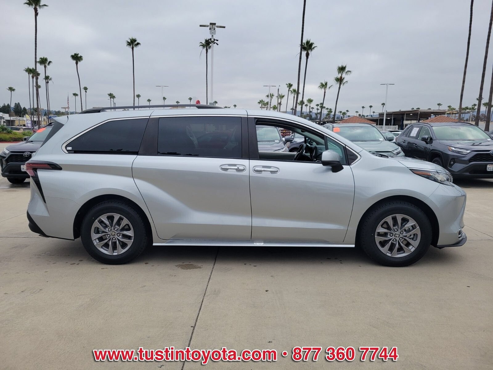 Certified 2023 Toyota Sienna XLE FWD image 3