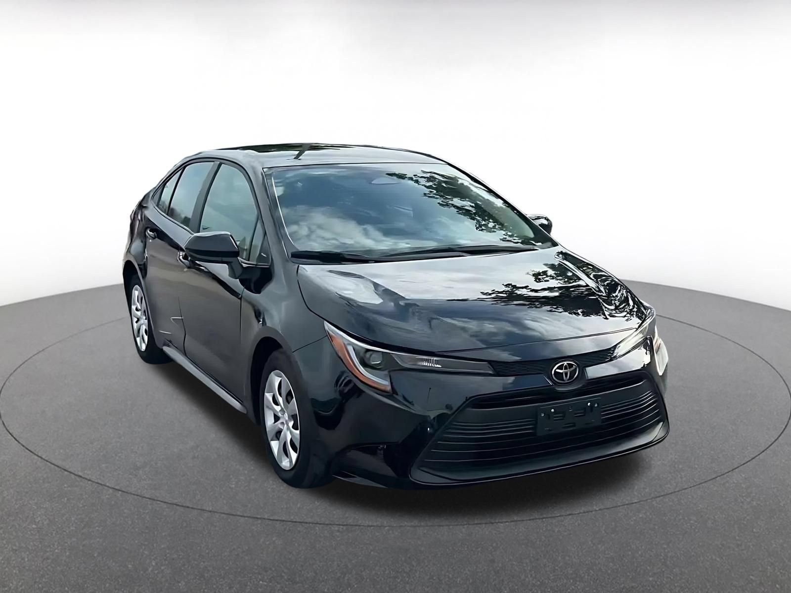 Used 2025 Toyota Corolla LE FWD image 2