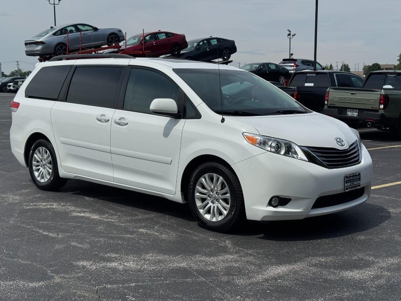 Used 2014 Toyota Sienna XLE FWD image 2