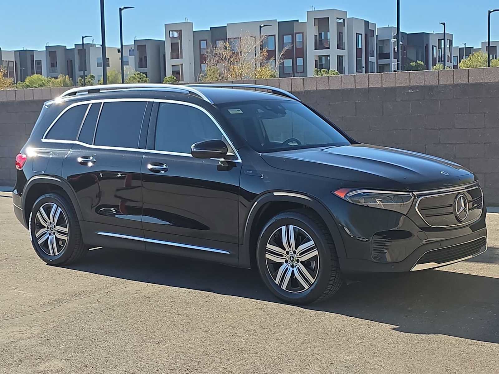 Used 2022 Mercedes-Benz EQB 300 4MATIC w/ Exclusive Package image 3