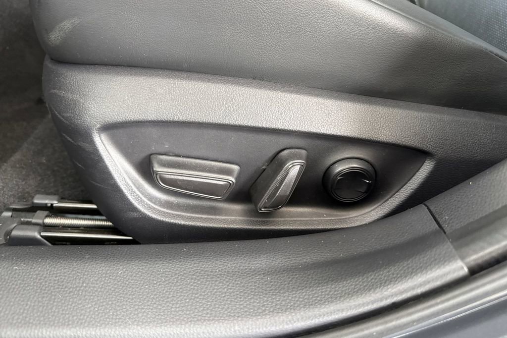 Used 2025 Toyota Prius XLE FWD image 19