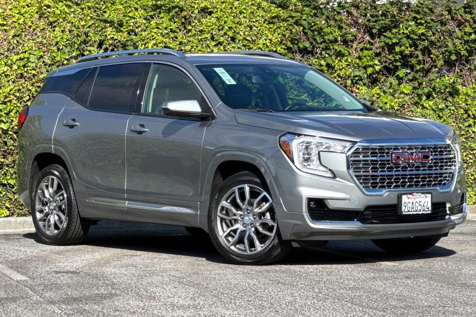 Used 2023 GMC Terrain Denali w/ Denali Premium Package AWD/4WD image 2