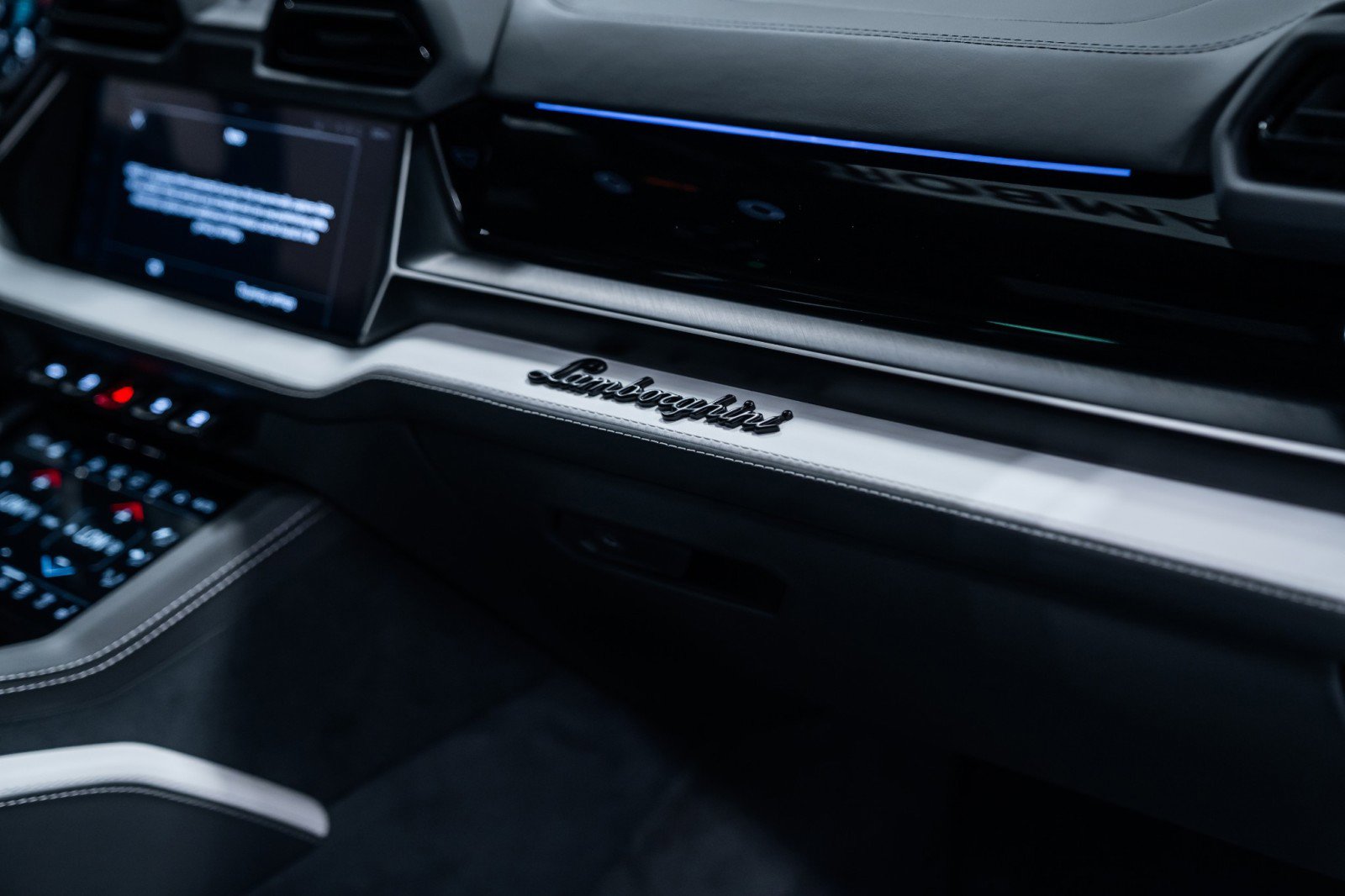 Used 2025 Lamborghini Urus SE image 21