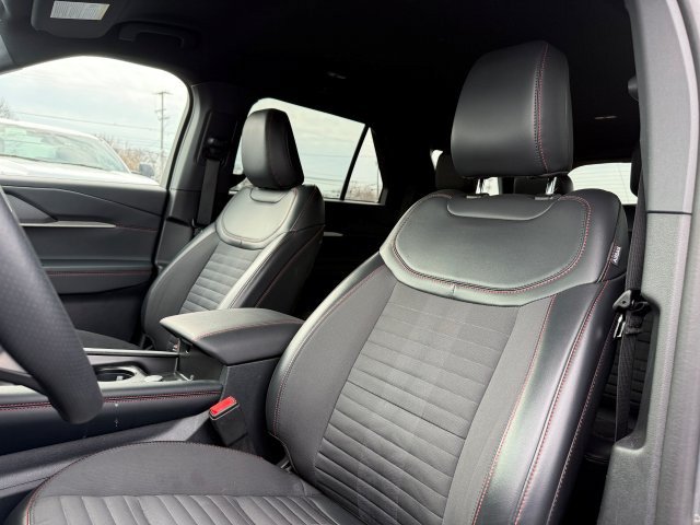Used 2025 Ford Explorer ST-Line w/ ST-Line Street Pack AWD/4WD image 16