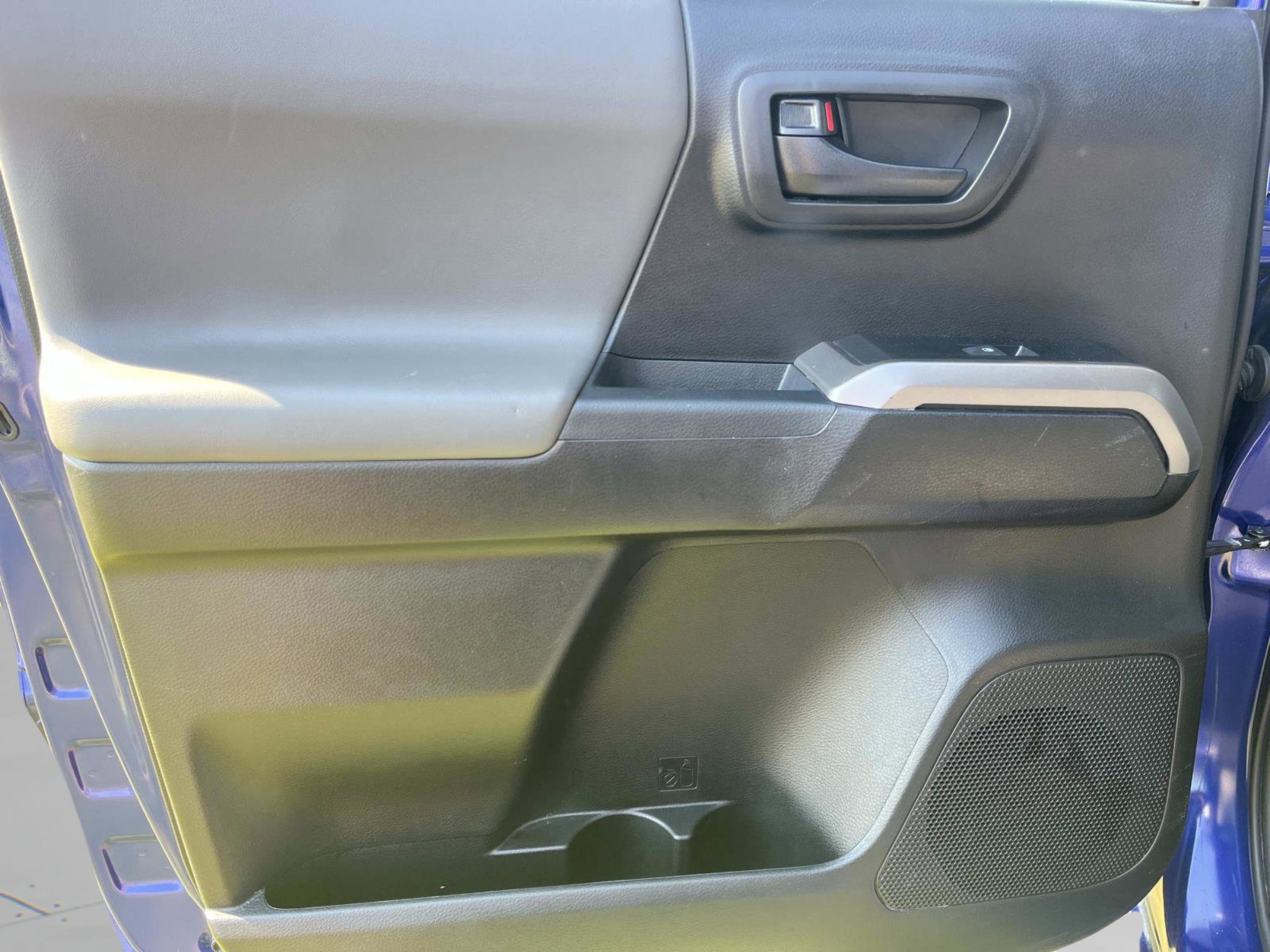 Used 2022 Toyota Tacoma SR5 AWD/4WD image 15