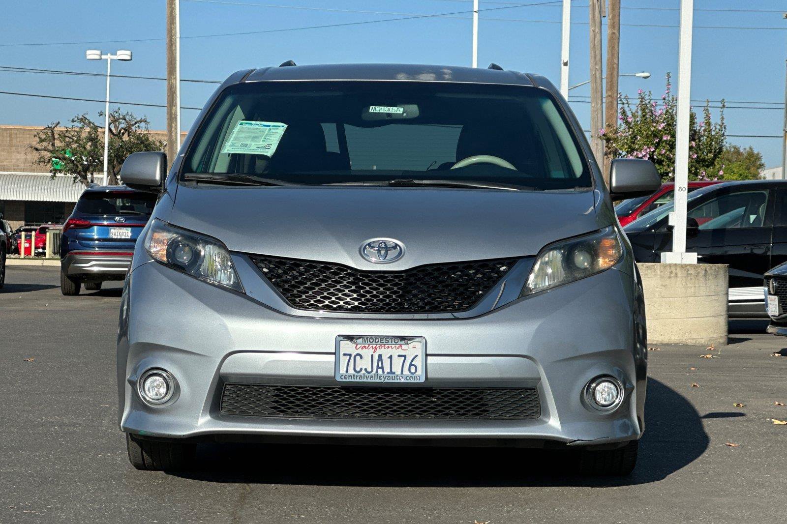 Used 2014 Toyota Sienna SE FWD image 8