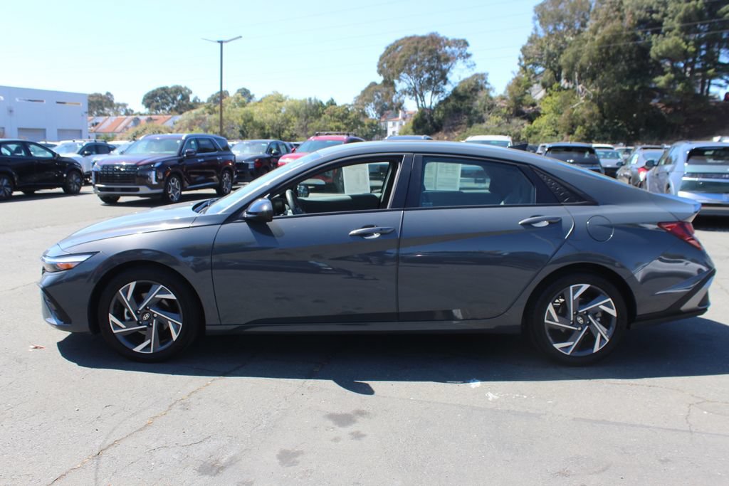 Used 2025 Hyundai Elantra Sport FWD image 2