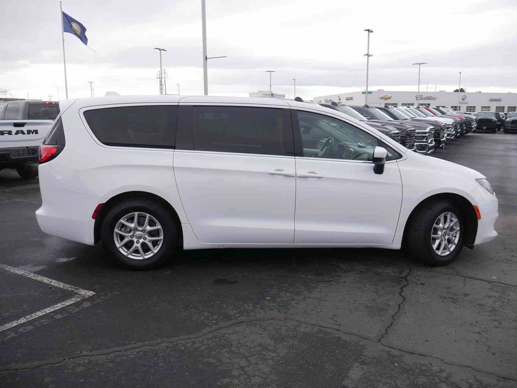 Used 2020 Chrysler Voyager LX image 19