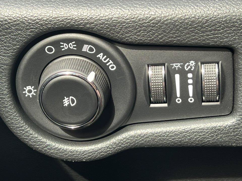 Used 2026 Chrysler Pacifica Limited FWD image 22