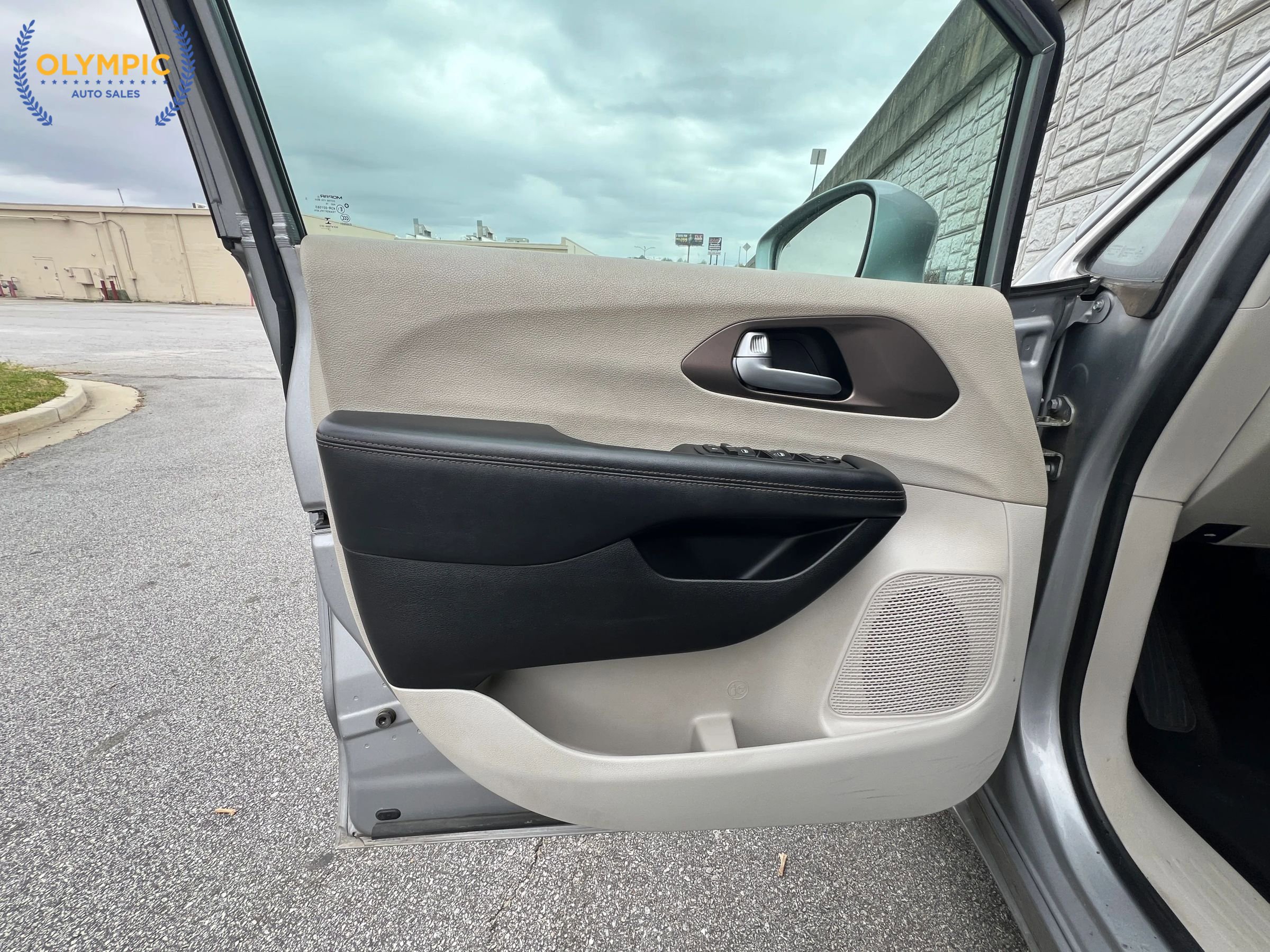 Used 2017 Chrysler Pacifica Touring-L image 45