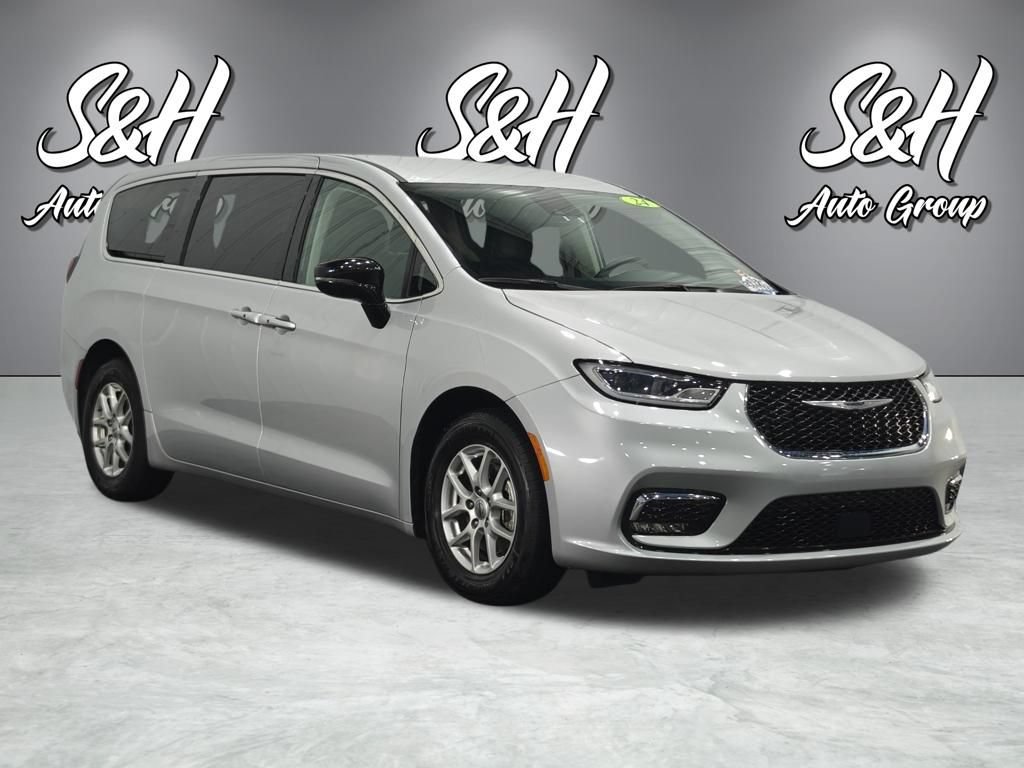 Used 2024 Chrysler Pacifica Touring-L FWD image 2
