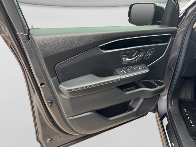 Used 2025 Honda Pilot Touring image 10