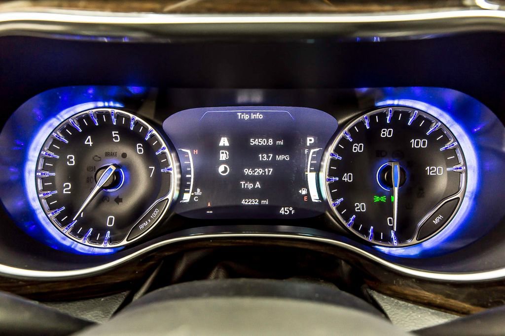 Used 2022 Chrysler Pacifica Limited w/ Uconnect Theater Family Group image 18