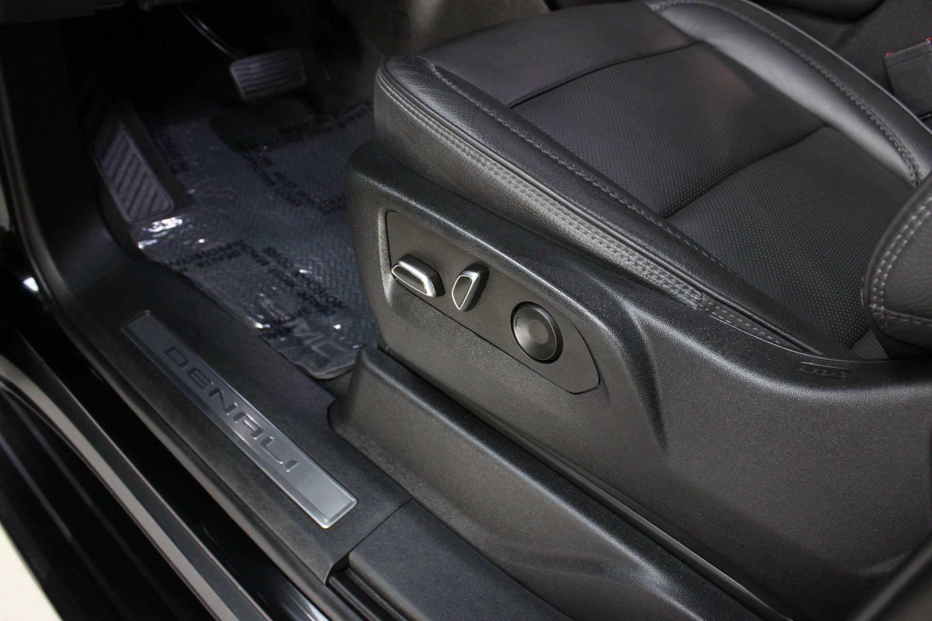 Used 2023 GMC Yukon Denali w/ Advanced Technology Package image 28