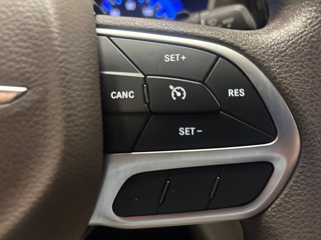 Used 2017 Chrysler Pacifica Touring Plus w/ Tire & Wheel Group FWD image 18