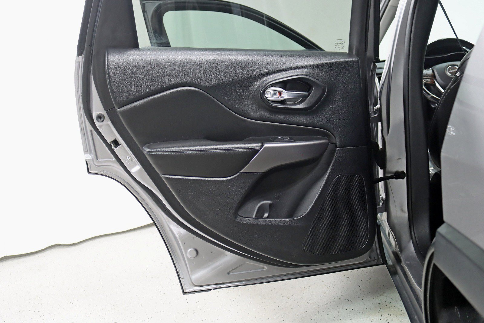 Used 2019 Jeep Cherokee Latitude Plus w/ Cold Weather Group AWD/4WD image 32