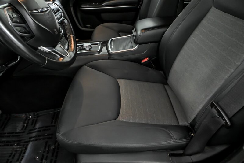 Used 2019 Chrysler 300 Touring RWD image 16