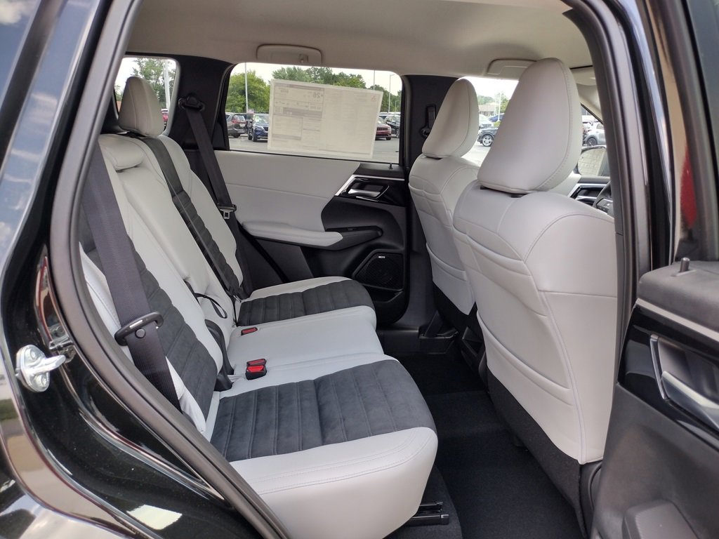 New 2025 Mitsubishi Outlander SE image 10