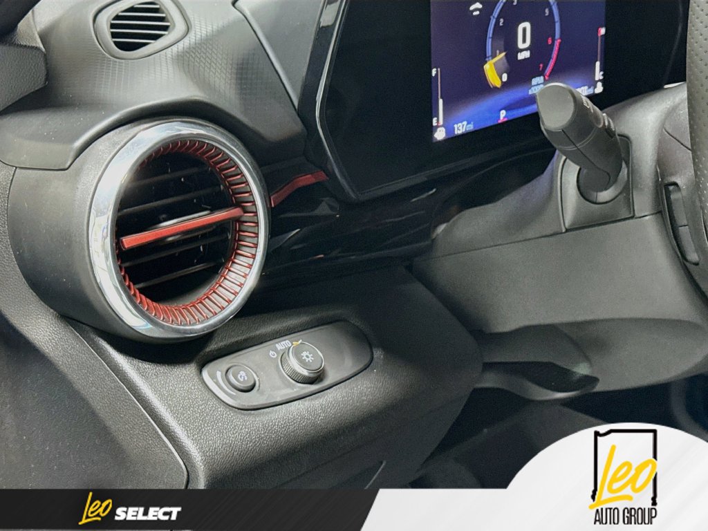 Used 2025 Chevrolet Trax RS w/ Sunroof Package FWD image 13