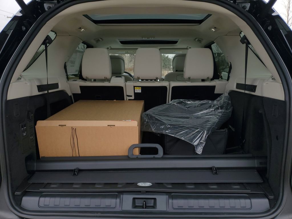 New 2026 Land Rover Discovery Dynamic SE image 33