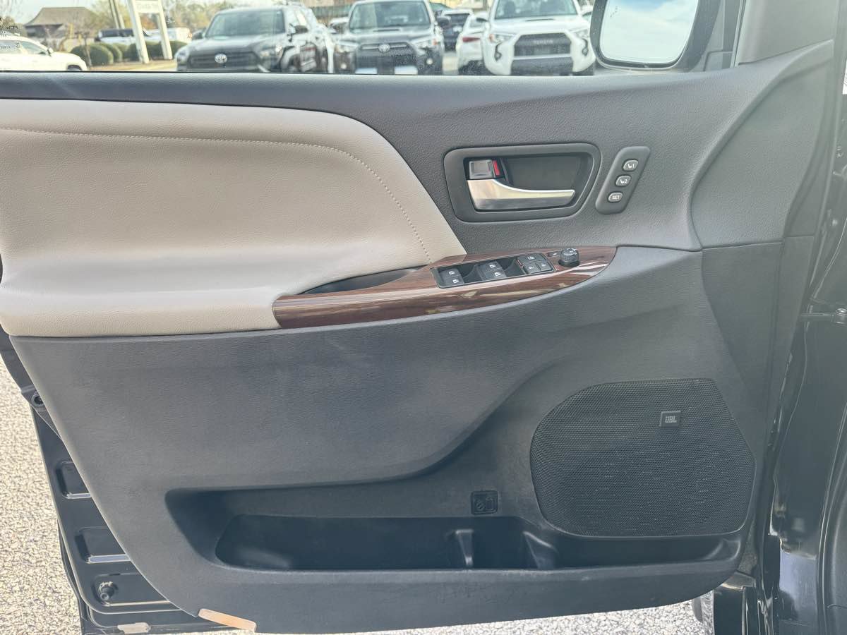 Used 2020 Toyota Sienna Limited Premium w/ Carpet Mat Package AWD/4WD image 31
