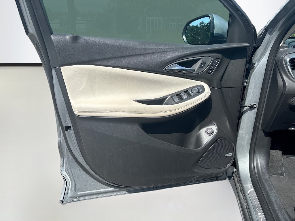 Used 2025 Buick Encore GX Avenir w/ Avenir Technology Package FWD image 31