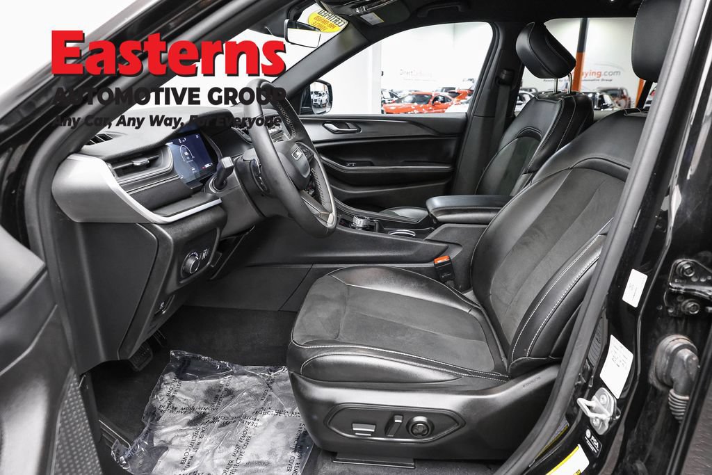 Used 2025 Jeep Grand Cherokee Altitude AWD/4WD image 14