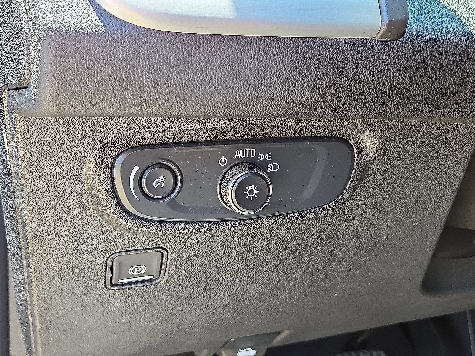 Used 2024 GMC Terrain SLE FWD image 25