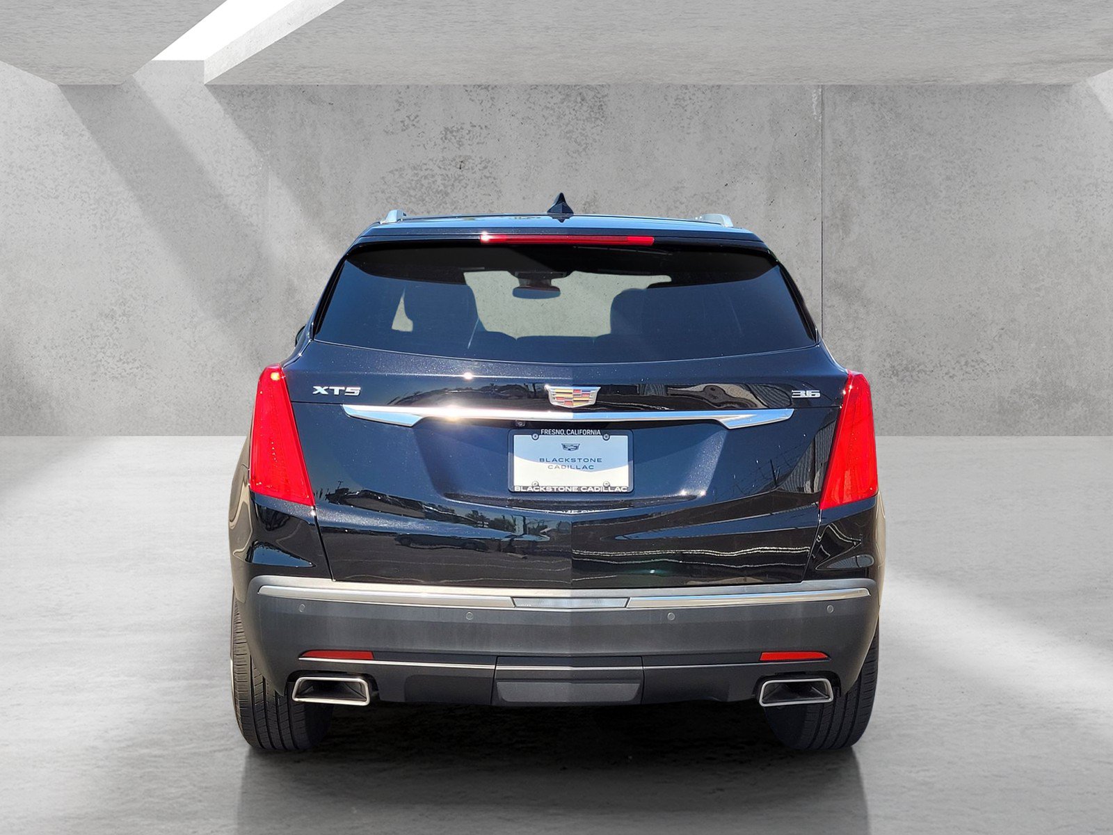 Used 2017 Cadillac XT5 Luxury w/ Driver Awareness Package FWD image 5