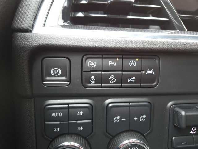 Used 2025 Chevrolet Suburban RST image 16