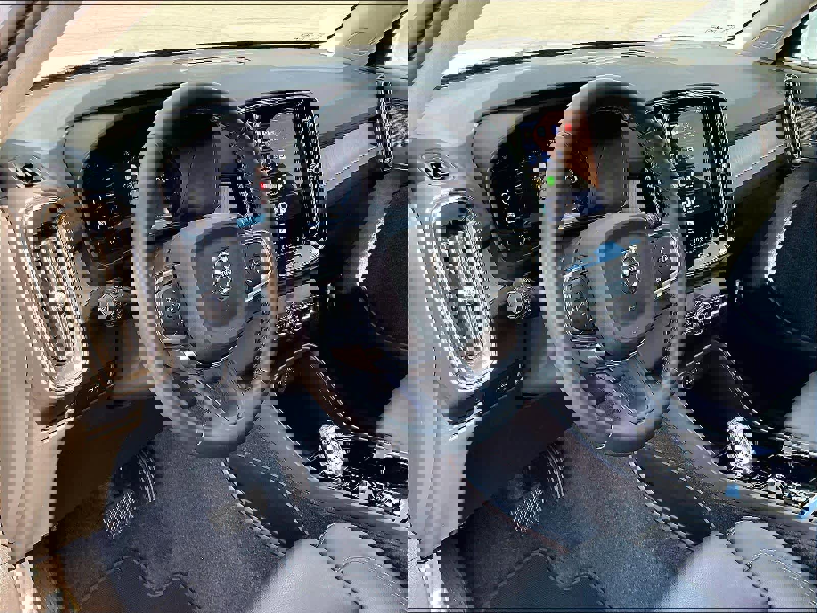 Used 2025 Volvo XC40 B5 Plus image 17