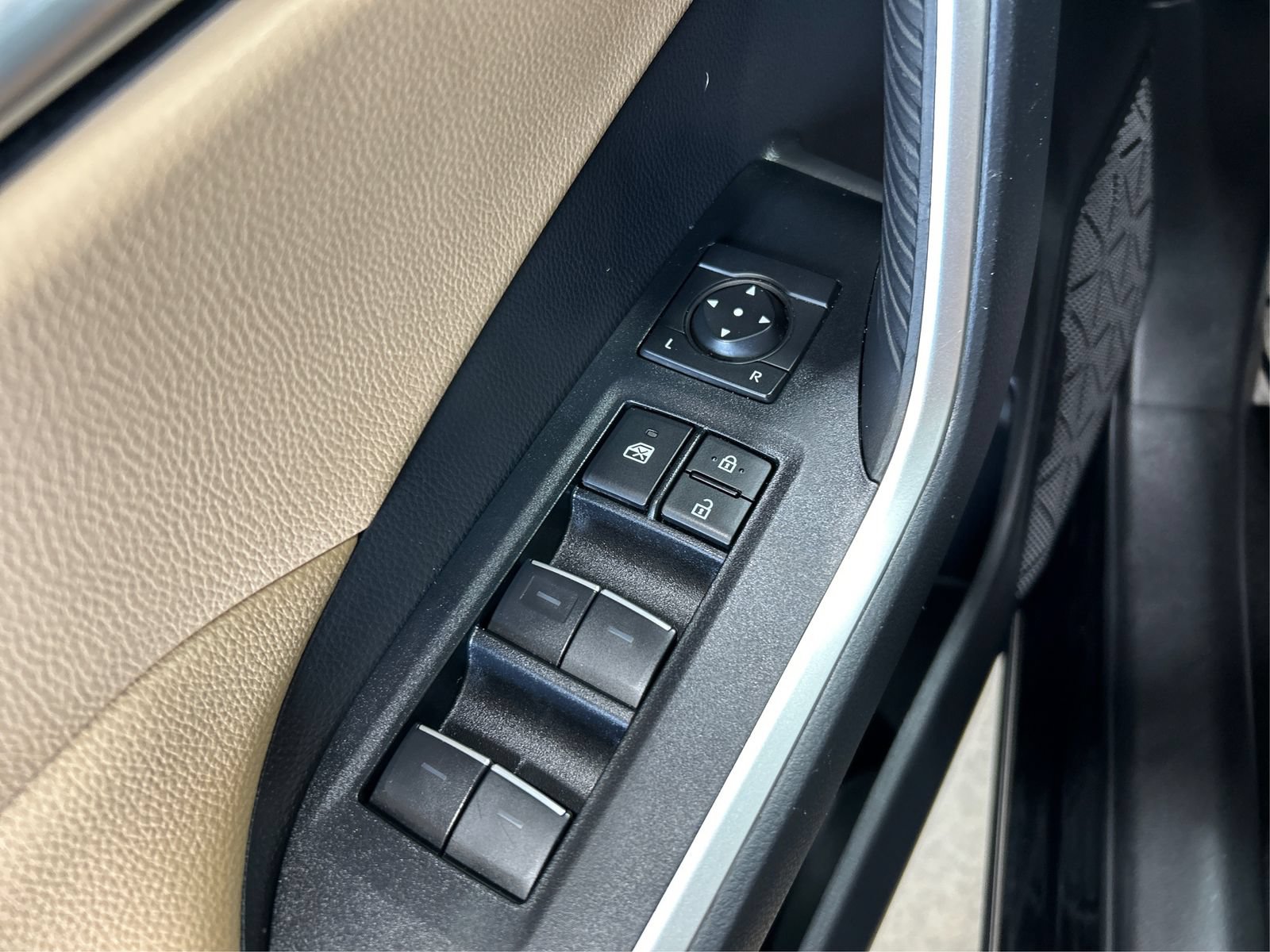 Used 2025 Toyota RAV4 XLE FWD image 29