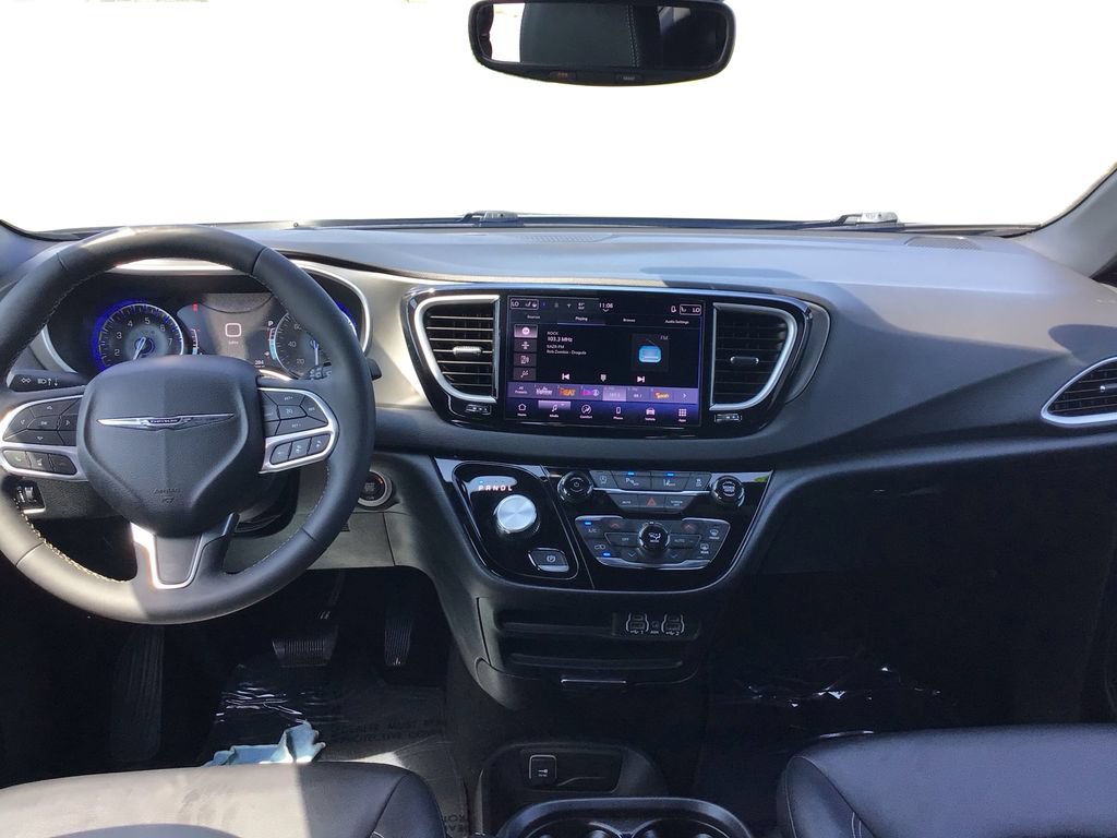 Used 2025 Chrysler Pacifica Select FWD image 23