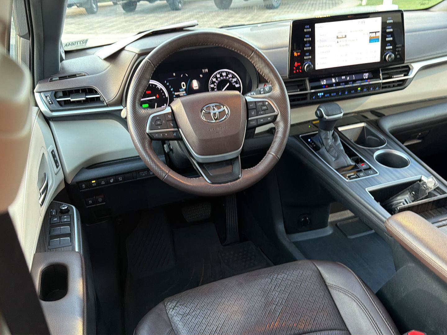 Used 2021 Toyota Sienna Platinum AWD/4WD image 16