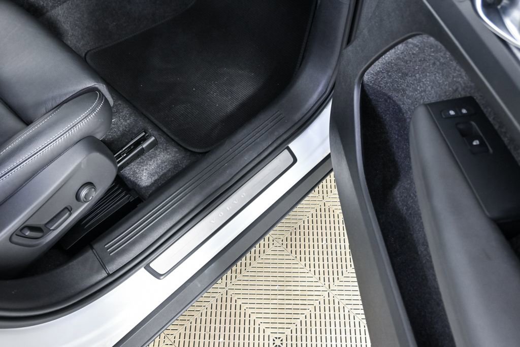 Certified 2025 Volvo XC40 B5 Plus image 26