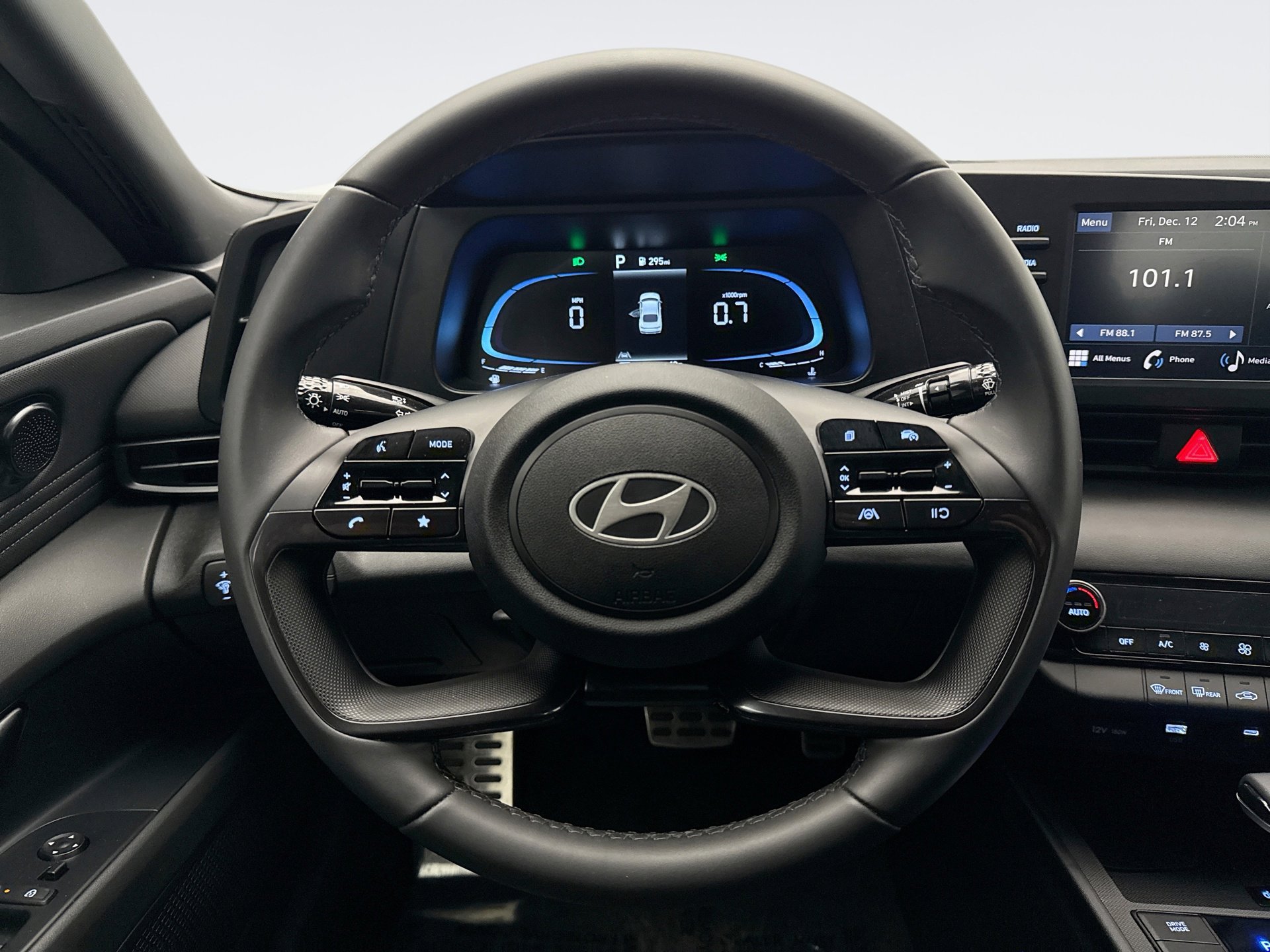 Used 2025 Hyundai Elantra Sport image 12