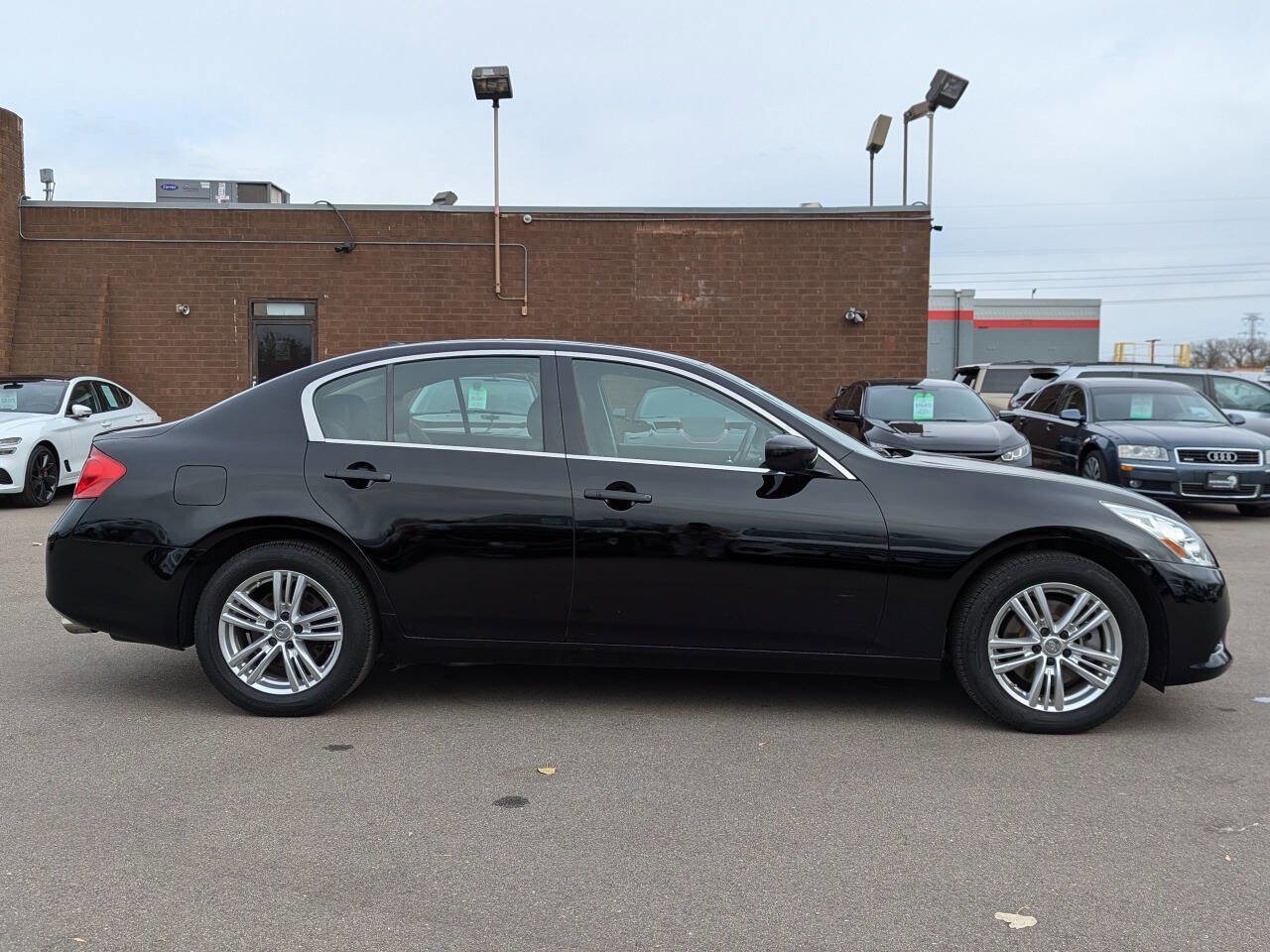 Used 2015 INFINITI Q40 AWD w/ Moonroof Package image 3