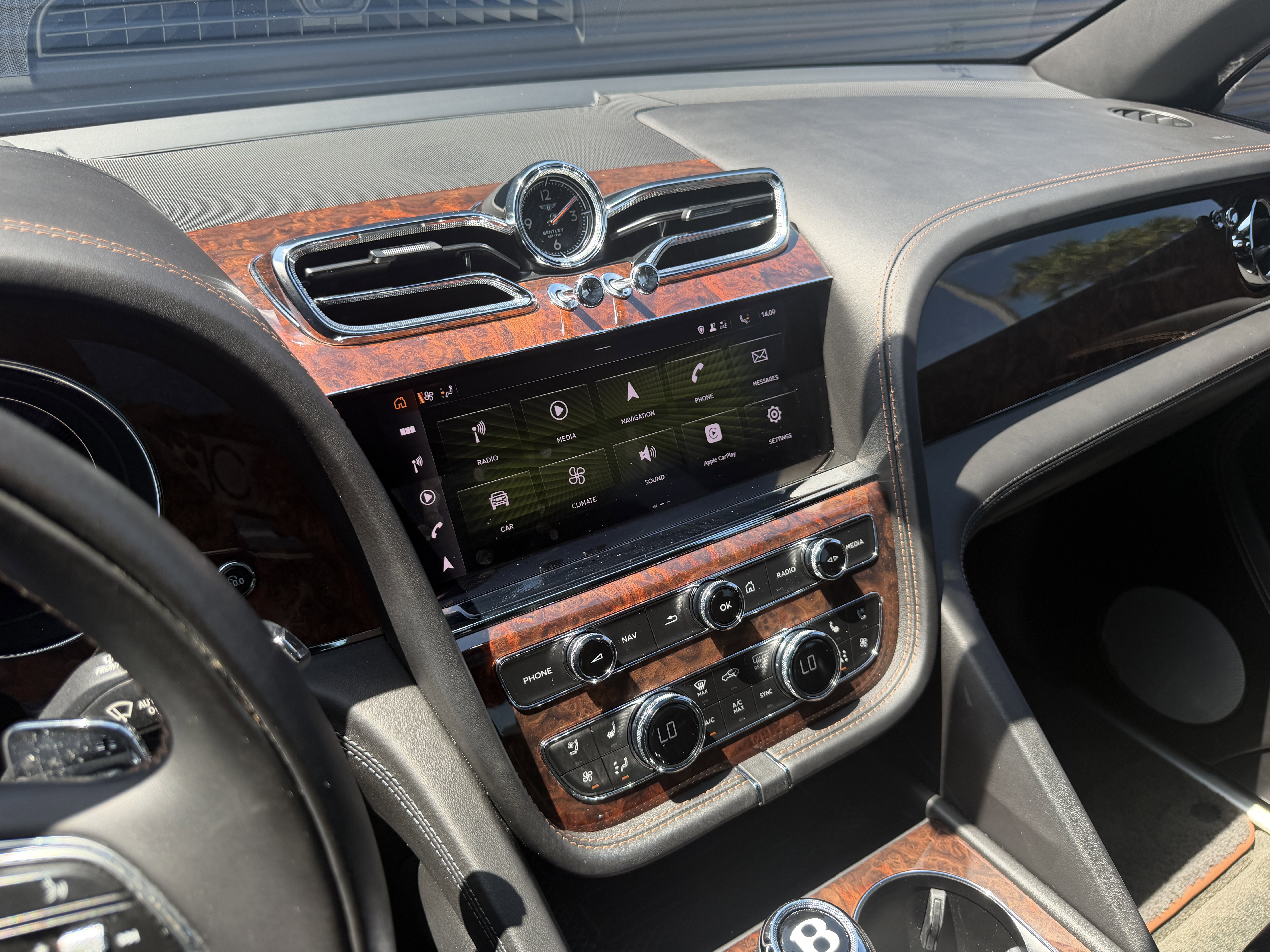 Used 2022 Bentley Bentayga image 29