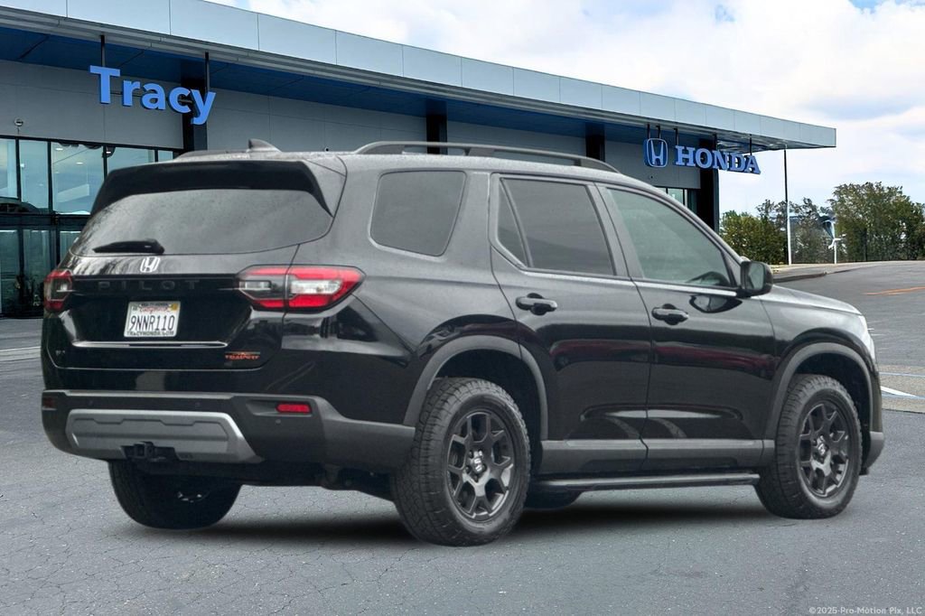 Certified 2025 Honda Pilot TrailSport image 6