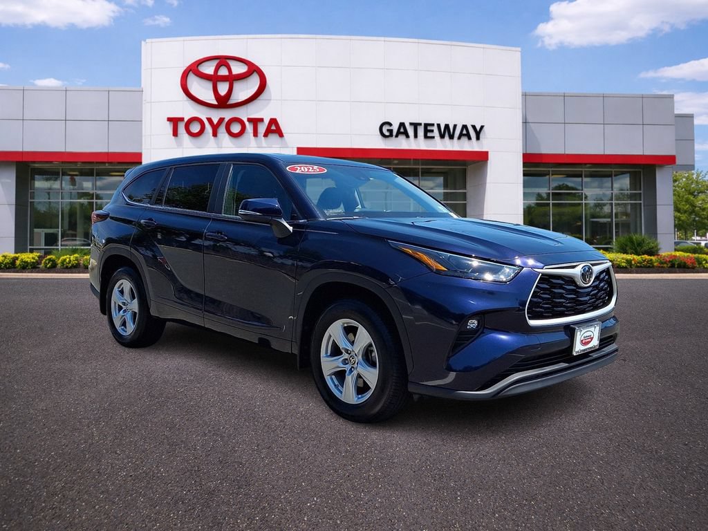Used 2025 Toyota Highlander LE AWD/4WD image 3