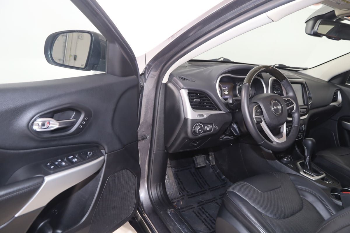Used 2018 Jeep Cherokee Overland AWD/4WD image 42