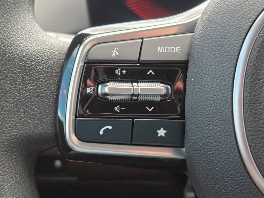 Certified 2025 Kia Sorento LX FWD image 23