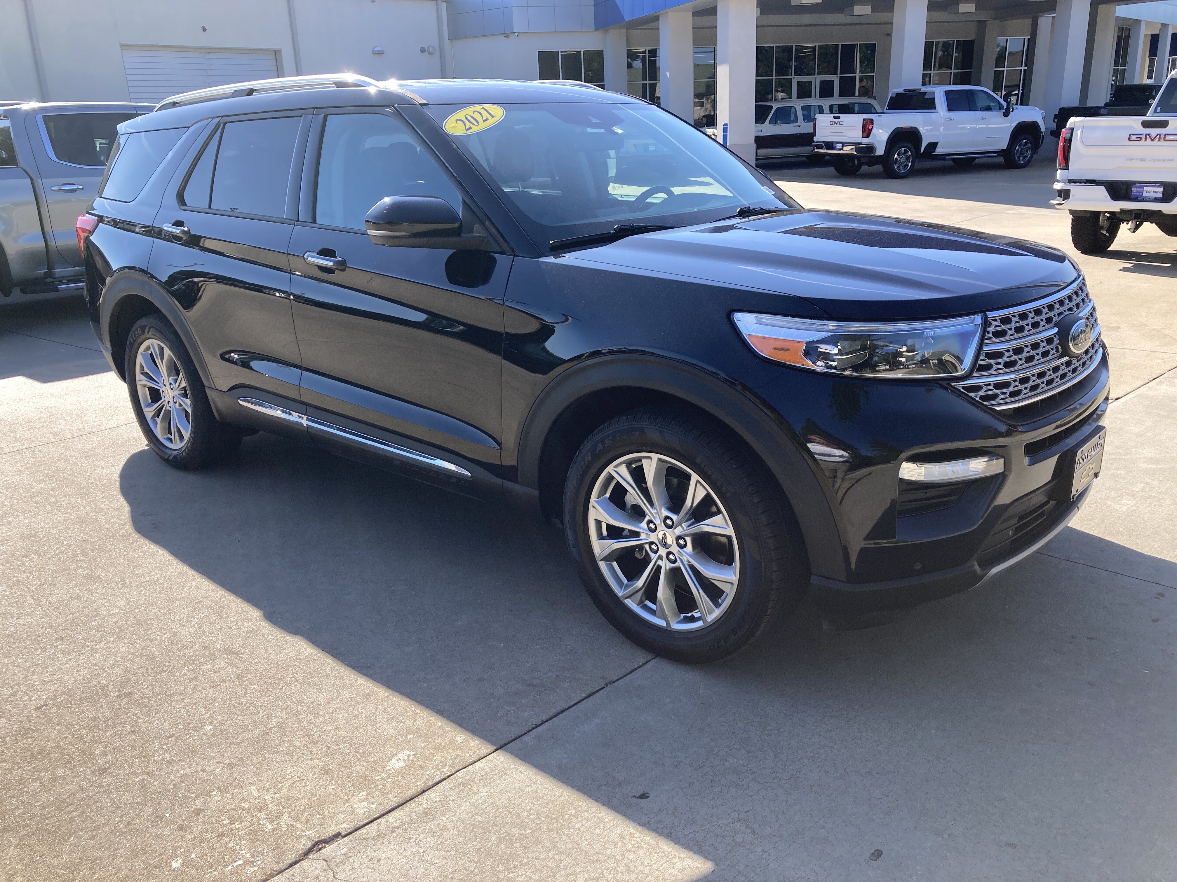 Used 2021 Ford Explorer Limited w/ Equipment Group 301A AWD/4WD image 3