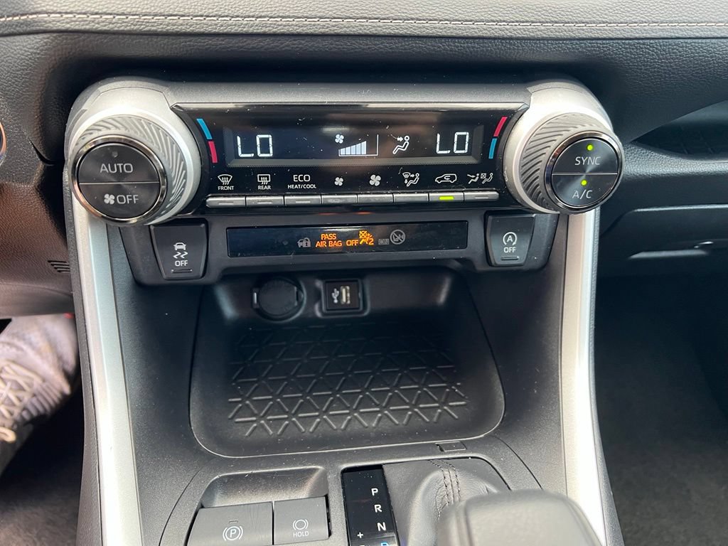 Used 2025 Toyota RAV4 XLE FWD image 33