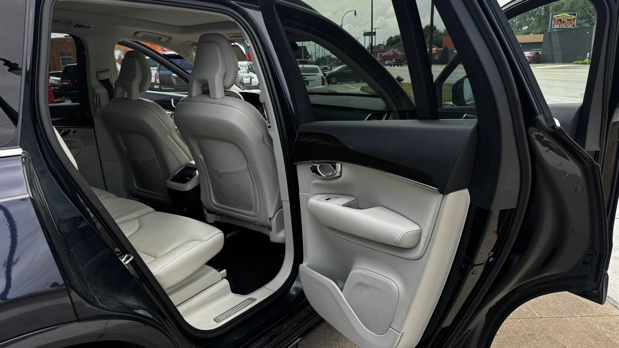 Used 2016 Volvo XC90 T6 Momentum w/ Momentum Plus Package AWD/4WD image 13