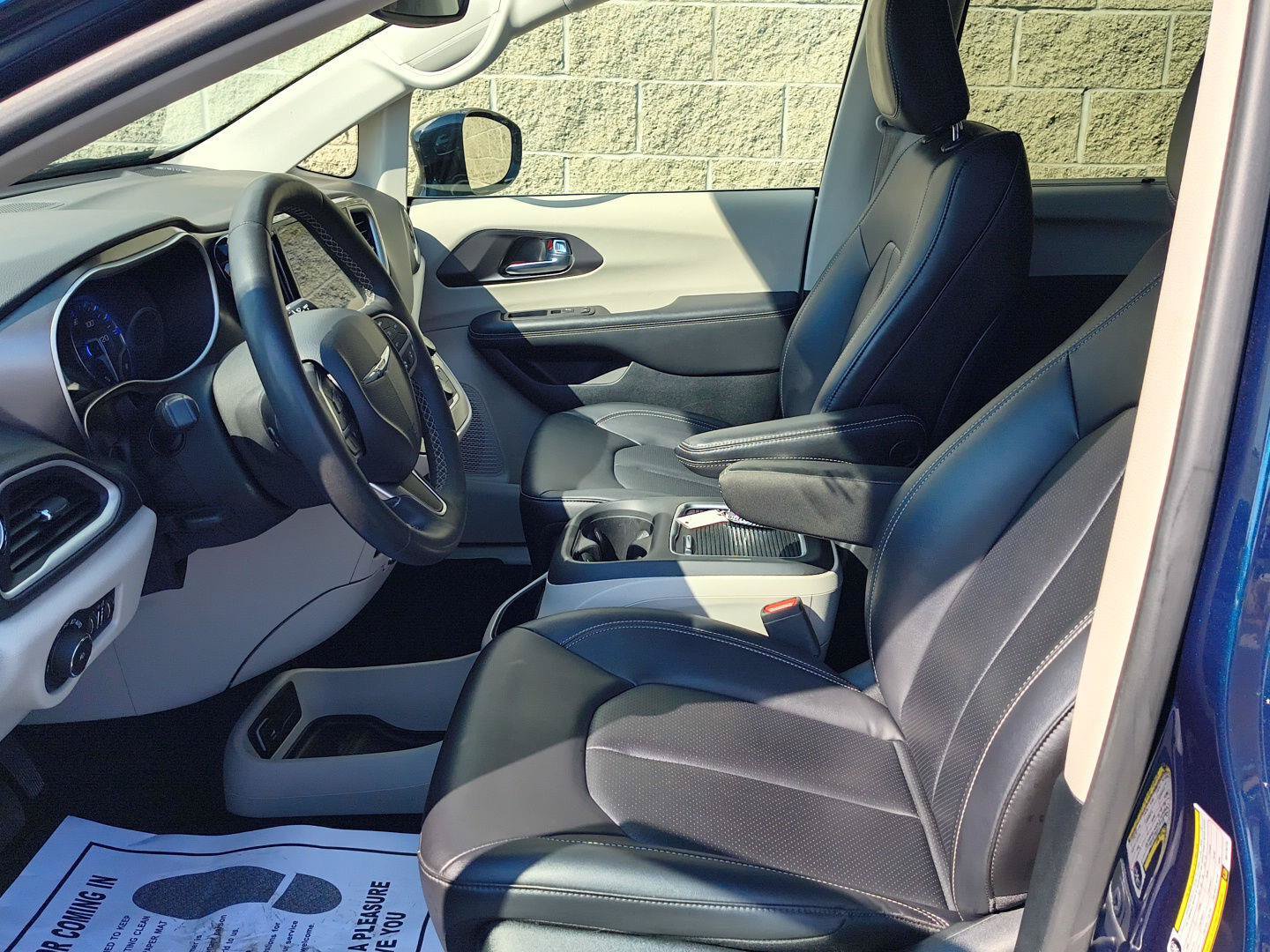 Used 2024 Chrysler Pacifica Touring-L FWD image 5