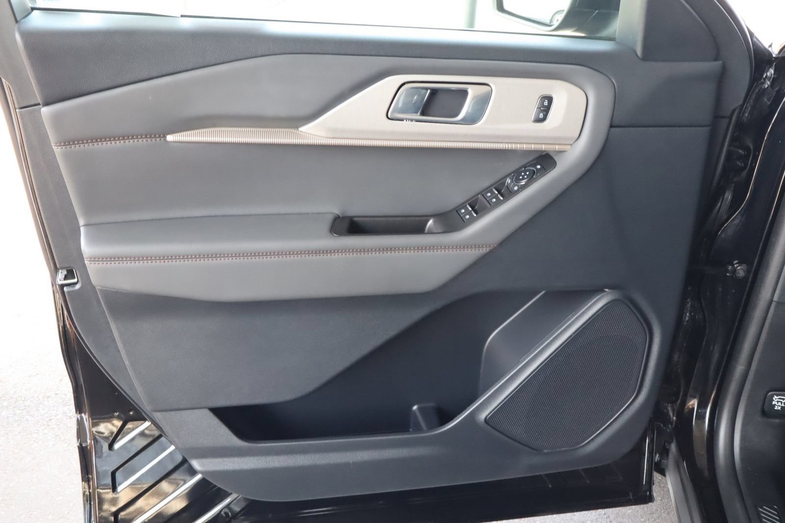 Used 2025 Ford Explorer Active w/ Active Comfort Package RWD image 18