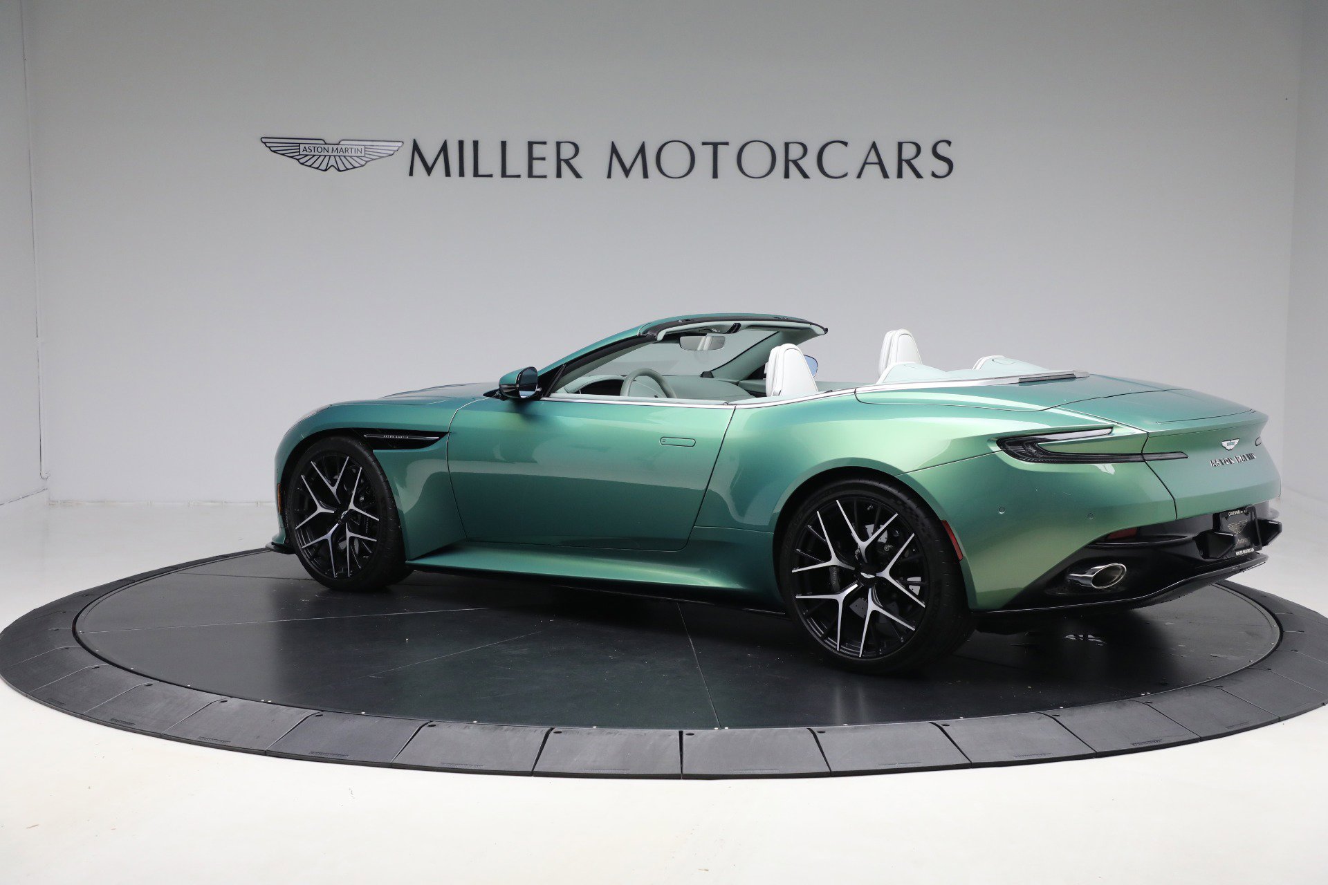 Used 2025 Aston Martin DB12 Convertible RWD image 4